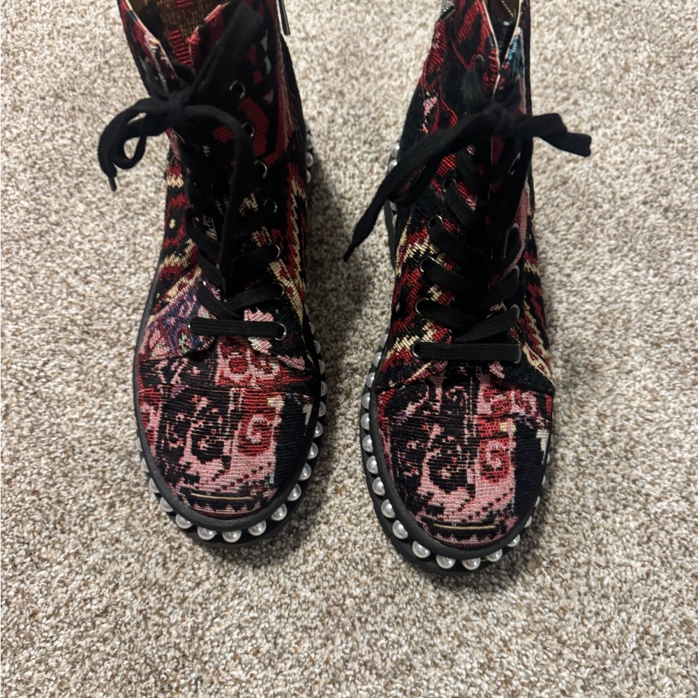 Black & Red Patterned Women's Lace-Up Studded Boots